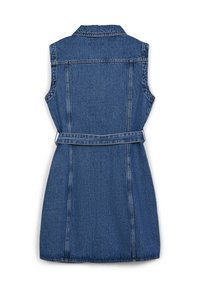 Robe en denim avec un col, sans manches, taille ceinturée, et de couleur bleu clair. Présente des détails de couture et une texture à motifs.
