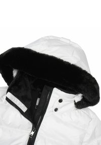 Weißer Puffer-Jacke mit einem schwarzen Kunstpelz-Haube. Verfügt über einen Reißverschluss, Druckknöpfe und eine gesteppte Textur.