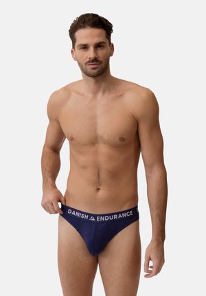 Tummansininen miesten bikinitruska, joka on valmistettu pehmeästä kankaasta. Siinä on kontrastivärinen valkoinen vyötärönauha, jossa lukee "DANISH ENDURANCE".