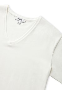 Biała bawełniana koszulka typu V-neck z krótkimi rękawami i gładką fakturą. Widoczna metka z detalami marki i rozmiaru.