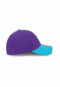 Lila Baseballkappe mit türkisfarbenem Schirm und oberem Knopf, auf einem weißen Hintergrund nach rechts ausgerichtet.