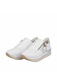Weiße Sneakers mit einem Obermaterial aus Mesh und glattem Leder, Reißverschlussdetails, silbernen Streifen und beiger Gummisohle. Akzentuiert mit einem Metallanhänger.