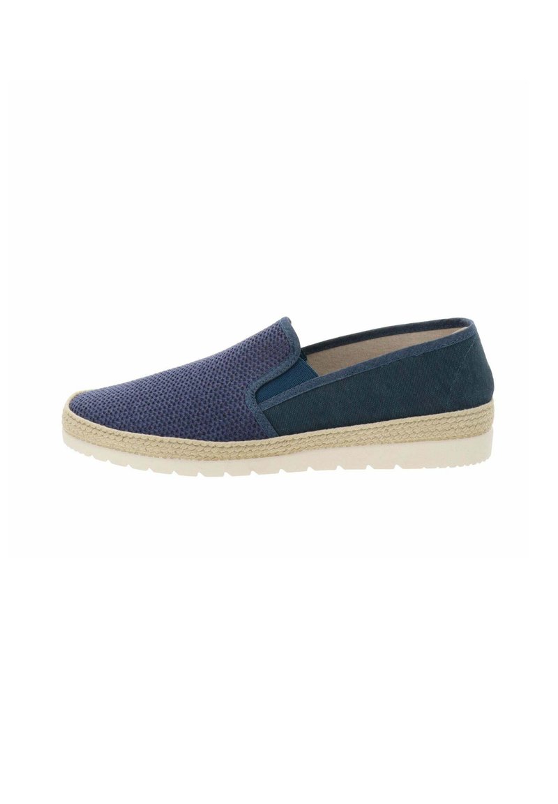 Scarpa slip-on con tomaia blu navy caratterizzata da tessuto testurizzato e un accento blu scuro. Soletta in juta intrecciata naturale e suola in gomma bianca.