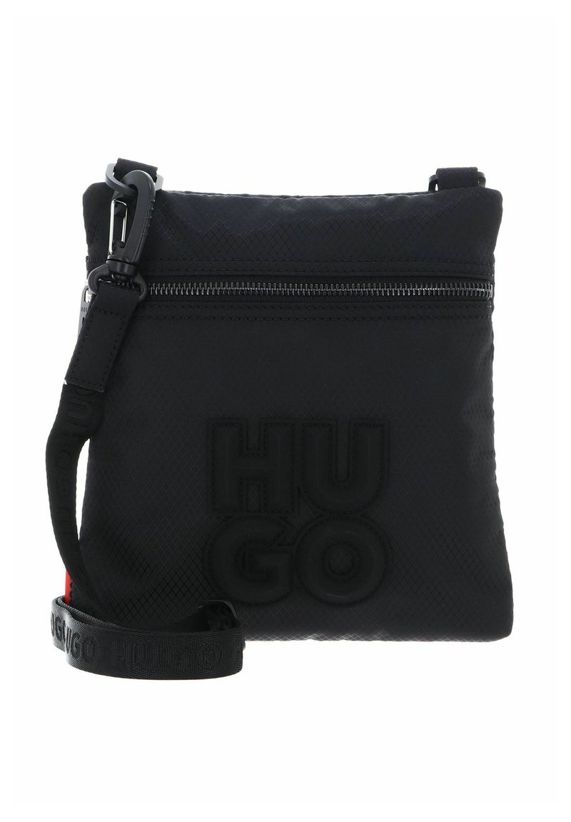 Sac bandoulière noir en tissu texturé, avec une fermeture éclair sur le dessus, un logo embossé et une sangle ajustable. Détails en rouge.