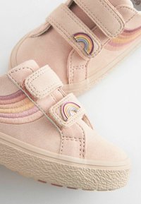 Bottes pour tout-petits en suede rose avec deux bandes Velcro, semelles en caoutchouc texturé et motif arc-en-ciel sur le côté pour plus de détails.
