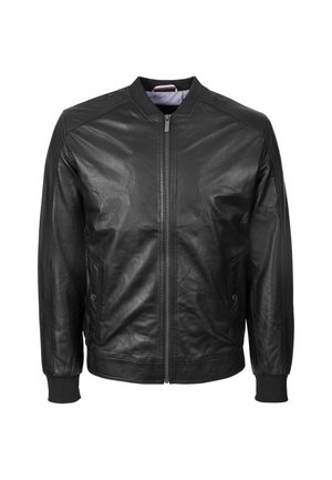 Schwarze Leder-Bomberjacke mit Frontreißverschluss, gerippten Bündchen und Kragen sowie zwei seitlichen, mit Knöpfen verschließbaren Taschen, dargestellt vor weißem Hintergrund.