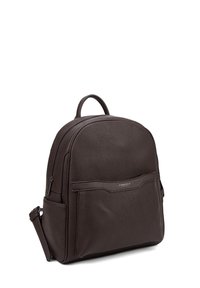 Zaino in pelle marrone con texture, dalla forma arrotondata, chiusura con cerniera, tasca frontale e maniglia superiore per il trasporto.