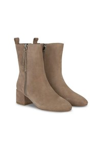 Botines de ante beige con tacón ancho, punta afilada y cremalleras laterales decorativas. Textura suave con elementos de diseño minimalistas.