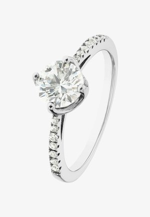 Solitaire-Diamantring aus Weißgold, mit einem großen runden Diamanten, der in vier Krappen gefasst ist, und kleineren Diamanten entlang eines polierten Bandes.