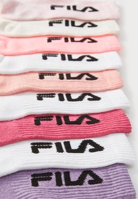 Calze multi-pack Fila in vari colori pastello: bianco, rosa e lavanda. Ogni calza presenta una texture a coste e un ricamo del logo nero.