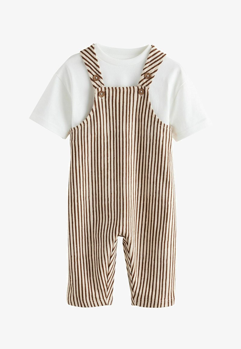 Weißes kurzärmeliges Hemd kombiniert mit braun-weiß gestreiften Latzhosen mit Knopfträgern, entworfen für Kinder.