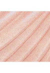 Crema rosa chiaro scintillante con una finitura glitter sottile, stesa in strati lisci e diagonali.