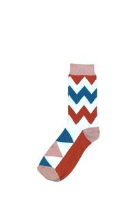 Katoenen sok met een zigzagpatroon in rood, blauw en wit, met een roze boord en teen, een gladde textuur en middellange lengte tot de kuit.