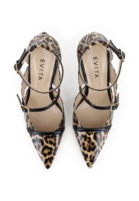 Spitze Absatzschuhe im Leopardenmuster mit schwarzen Riemen und goldenen Beschlägen. Glattes synthetisches Material mit glänzender Oberfläche und offenen Seiten.