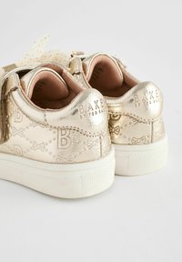 Baker by Ted Baker EMBOSSED BOW STANDARD - Chaussures premiers pas - gold
