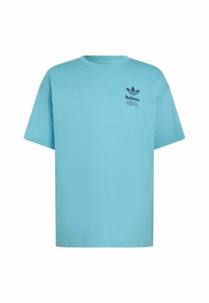 Hellblaues T-Shirt mit kurzen Ärmeln und Rundhalsausschnitt, mit kleinem dunkelblauem Adidas-Logo und Text auf der linken Brust.