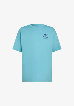 Jasnoniebieska koszulka z krótkim rękawem i okrągłym dekoltem, z małym ciemnoniebieskim logo Adidas i napisem na lewej piersi.