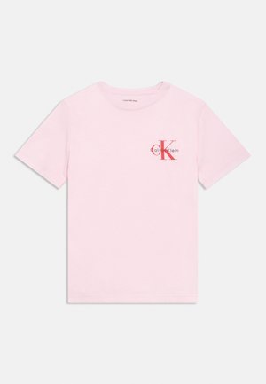 Lyserød kortærmet t-shirt med Calvin Klein-logo i rød og sort på øverste venstre bryst.