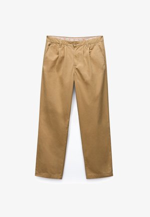 Pantalones caqui hechos de tela suave, con corte recto, pliegues en la parte delantera y un detalle interior del cinturilla con estampado.