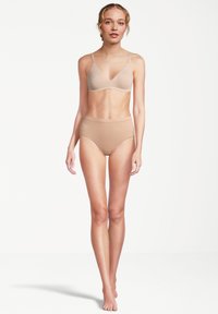 Beige, unvergütete Bralette mit verstellbaren Trägern und passenden hochgeschnittenen Panties. Glatte Textur und minimalistisches Design.