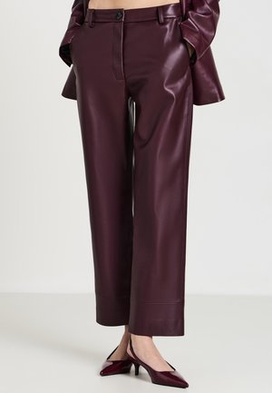 Pantalons wide-leg en simili cuir bordeaux avec un devant plat, deux poches et des coutures nettes. Associés à des talons à bride arrière assortis.