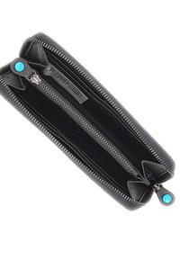 Portafoglio in pelle nera con due scomparti con zip, caratterizzato da accenti in hardware turchese e una finitura testurizzata. Interno di colore nero.