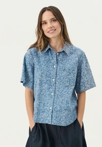 Kurzärmliges blaues Blumenhemd mit Knopfleiste, aus strukturiertem Stoff, mit einer einzelnen Tasche und abgerundetem Saum.