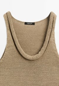 Beige gebreide tanktop met een brede, ronde halslijn. Gemaakt van gestructureerde vezels, met een label bij de hals dat "Massimo Dutti" leest.