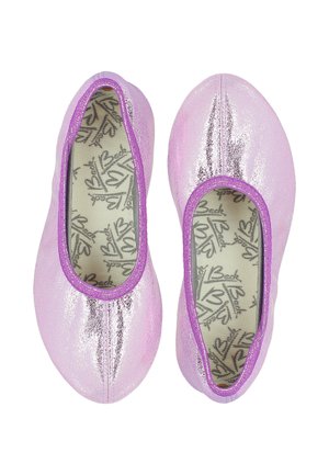 Paar glanzende lichtroze ballerina's met paarse bies, van bovenaf gezien, met een bedrukte beige binnenzool en grijze logo's.
