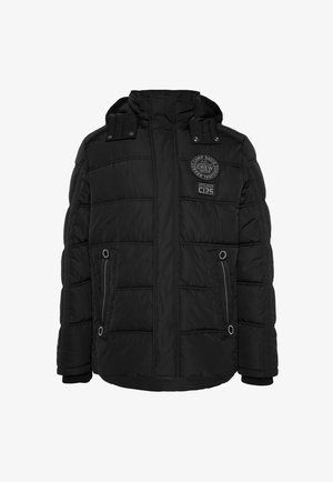 Schwarze Pufferjacke mit hohem Kragen, gestepptem Design, zwei vorderen Reißverschlusstaschen und einem runden Logo-Patch auf der oberen linken Seite.