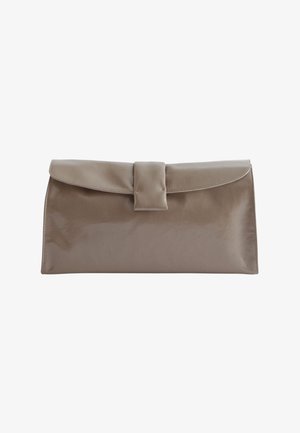 Beige leren clutch met een plat ontwerp, taps toelopende uiteinden en een centrale klep-sluiting. Gladde textuur met een glanzende afwerking.