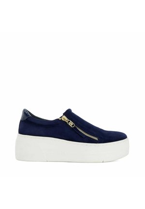 Basket slip-on en daim bleu marine avec semelle plateforme blanche et fermeture éclair latérale dorée, avec languette texturée au talon.