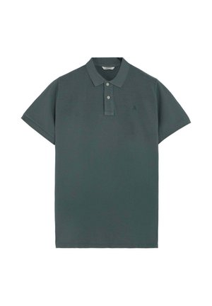 Polo de manga corta de color gris oscuro con tapeta de dos botones y cuello clásico, colocado plano sobre fondo blanco.