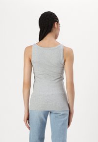 Graues ärmelloses Tanktop aus einem weichen, dehnbaren Material, taillierte Passform, mit einer glatten Textur und Rundhalsausschnitt.