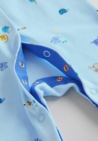 Hele sinine beebide petitüür loomamustritega, osaliselt lahti nööbitud, näidates valgeid ja hõbedasi trukikinnitusi sinisel riidel voodriga.