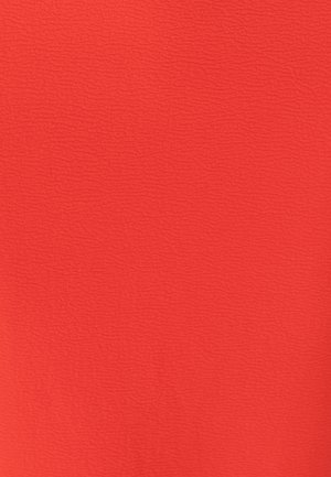 Sfondo solido di un rosso brillante con una texture e sottili, irregolari motivi a onda orizzontale in tutta la superficie.