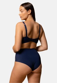 Bas de bikini taille haute bleu marine avec de délicates bordures en dentelle sur les côtés et des bretelles ajustables pour un ajustement personnalisé. Texture lisse dans l'ensemble.