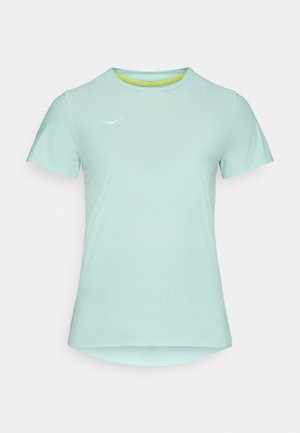 Hele sinine lühikese varrukaga sportlik särk ümmarguse kaelusega, millel on tekstuuriga kangas ja tagasihoidlik logo aksent ees.