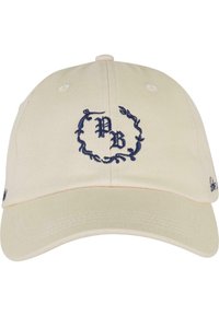 Baseballcaps i lys beige stoff, med en marineblå brodert logo "PB" innenfor en dekorativ ramme, samt en sydd skjerm og lufthull.