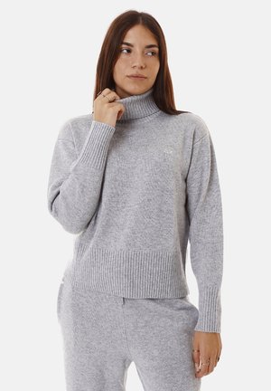 Maglione grigio a collo alto realizzato in morbido tessuto a maglia. Presenta polsini e orlo a costine, con un sottile dettaglio del logo sul petto.