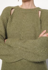 DESIGNERS REMIX Maglione - mottled olive