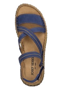 Blå lædersandal med krydsbånd, tan fodseng og en struktureret gummisål. Brandlogo er synligt på fodsengen.