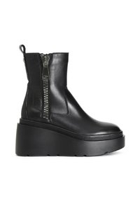 Botas de tobillo de cuero negro con suela de cuña, que cuentan con un cierre lateral y acentos texturizados a lo largo del área del cierre. Acabado suave.