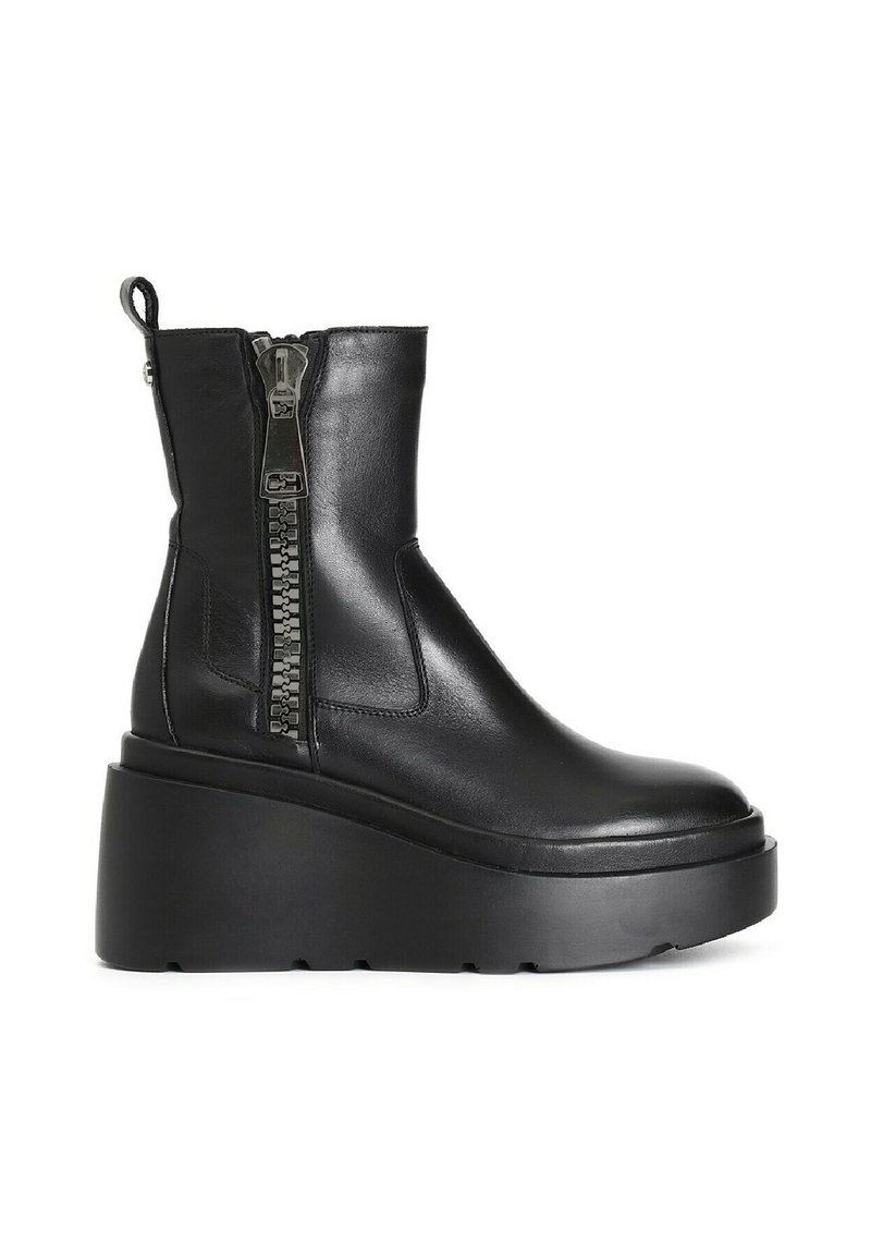 Botas de tobillo de cuero negro con suela de cuña, que cuentan con un cierre lateral y acentos texturizados a lo largo del área del cierre. Acabado suave.