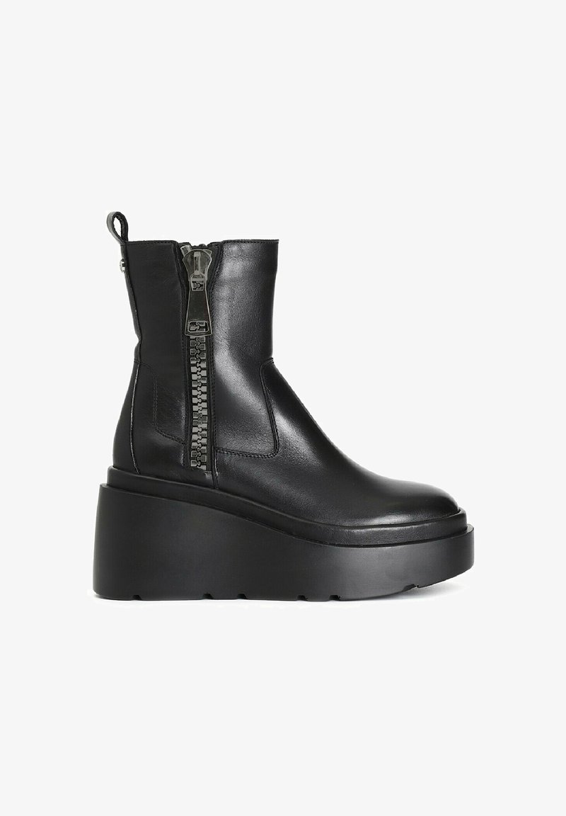 Bottes noires en cuir à la cheville avec une semelle compensée, présentant une fermeture éclair sur le côté et des accents texturés le long de la zone de la fermeture éclair. Fini lisse.