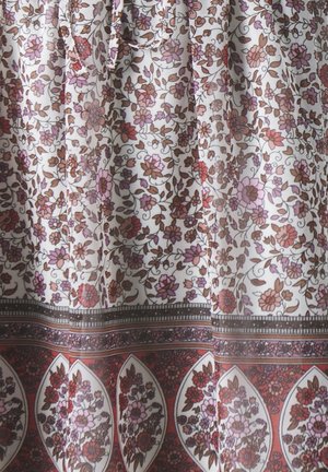 Látka s květinovým vzorem obsahující růžové, červené a hnědé květy na bílém pozadí, s dekorativním okrajem v tmavě červené barvě a složitými vzory.