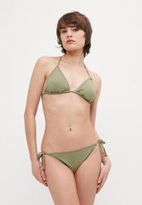 Olivgrön bikinitopp med triangelformad överdel och justerbara axelband samt nederdel med knytband. Slät textur, minimalistisk design.