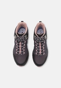Dunkelviolette Wanderschuhe mit hellrosa Akzenten, aus Mesh-Material, mit gemusterten Schnürsenkeln und einer leicht erhöhten schwarzen Sohle. Größe 37.