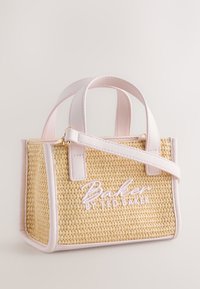 Kleine rechteckige geflochtene Strohtasche mit hellrosa Lederbesatz, zwei Griffen, einem abnehmbaren Riemen und "Baker by Ted Baker" Stickerei.