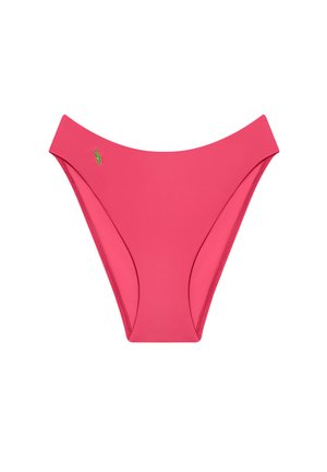 Slip bikini rosa con texture liscia, design a taglio alto e piccolo logo verde sul lato sinistro. Presenta una vita morbida ed elastica.